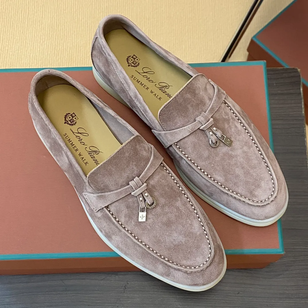💕💕Factory direct selling price p540💕💕 🔥🔥🔥 Loro Piana classic model 💯Top genuine grade💯Buy the original 1:1 copy💯 Founded the existing Loro Piana company on April 24, 1924. It is the sixth generation of family operation, providing the best quality products to customers who are discerning about taste and quality. Fabric: Imported original Yangjing (men's model imported high mercerized) Lining: Made of plain calfskin Purely hand-sewn thread Authentic packaging Original outsole Size: 35-42 39-45 Note: Long-term supply, sell with confidence